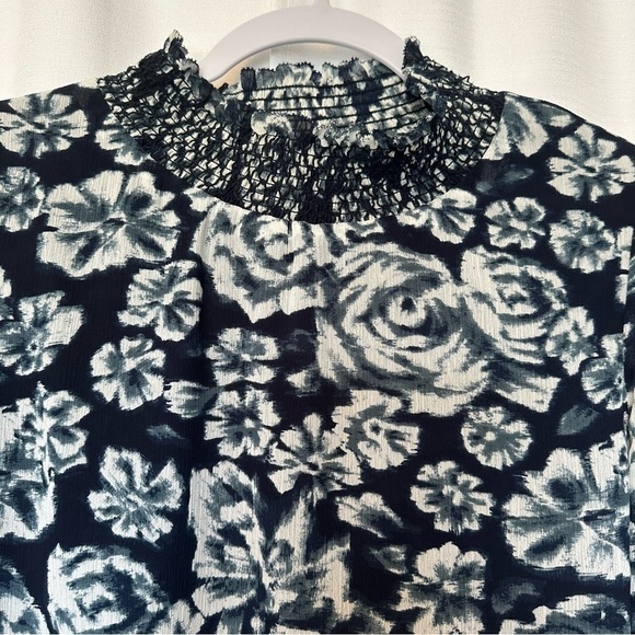J Crew AE860 Size Small Navy Ikat Shaded Floral Crinkle Chiffon Smocked Blouse - Picture 3 of 12